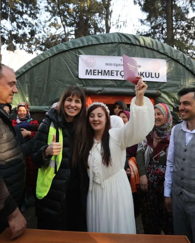 Zəlzələdən zərərçəkən gənclər evləndi, Aslı şahid oldu