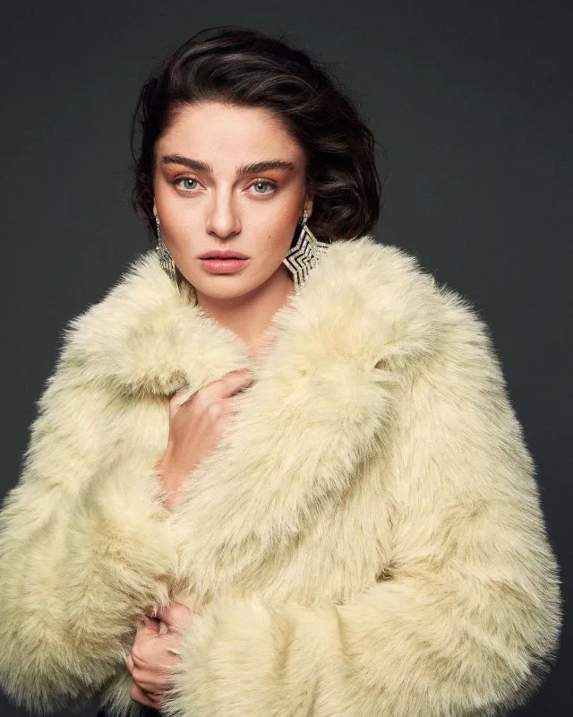 Bu dəfə onunla sevgilidir