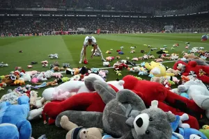 Zəlzələnin azyaşlı qurbanları üçün “oyuncaq yağışı”...