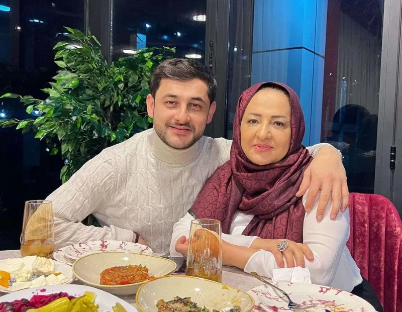 Yaşar ilk dəfə anası ilə foto paylaşdı