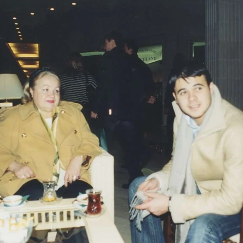 Ailəsinin arxiv kadrlarını paylaşdı