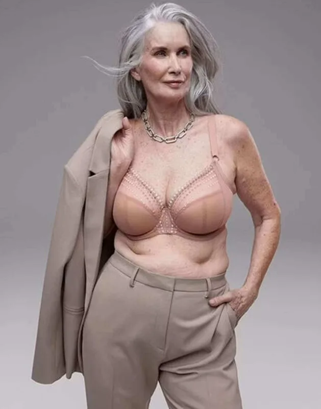 63 yaşlı model alt paltarında pozalar verdi