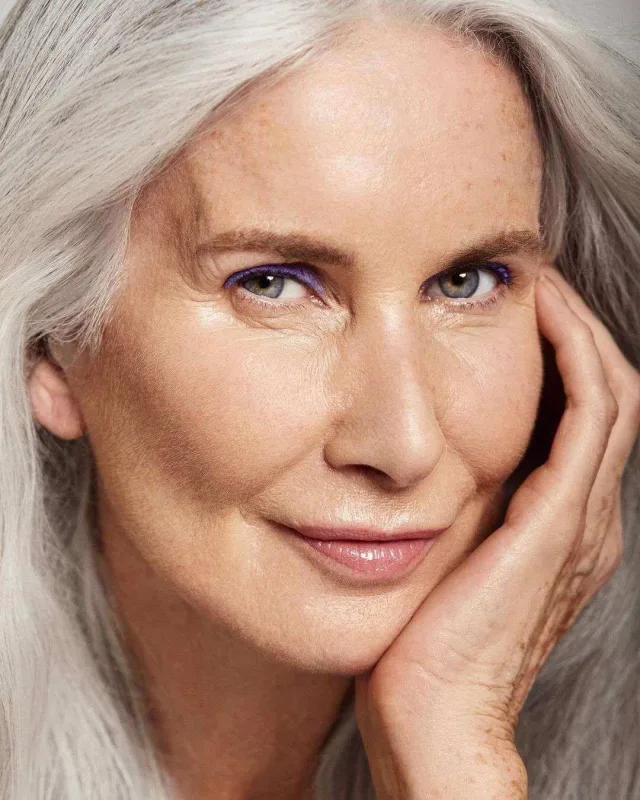 63 yaşlı model alt paltarında pozalar verdi