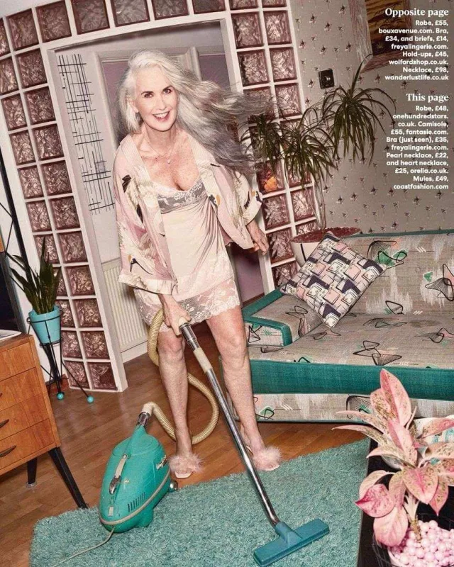 63 yaşlı model alt paltarında pozalar verdi