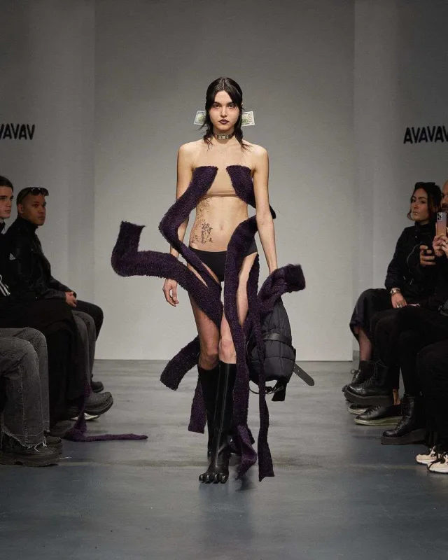 Sökülən, dağılan və qırılan moda nümayişi...