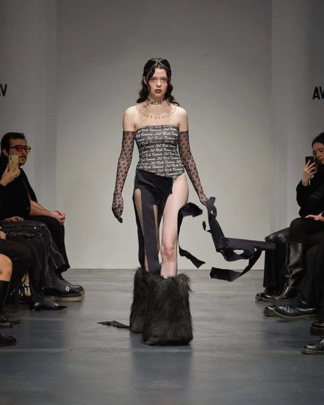 Sökülən, dağılan və qırılan moda nümayişi...