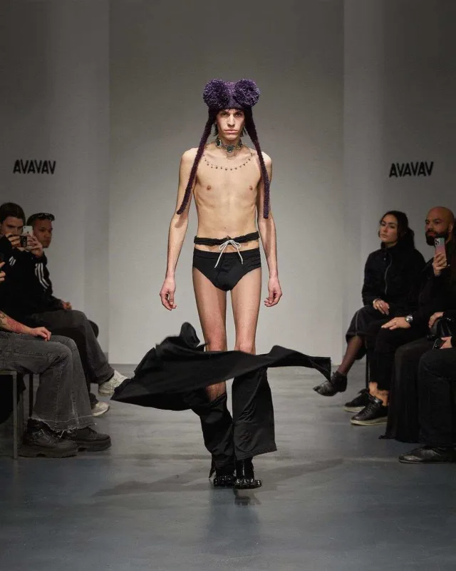 Sökülən, dağılan və qırılan moda nümayişi...