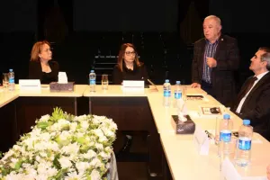 Gənc Tamaşaçılar Teatrında dəyirmi masa