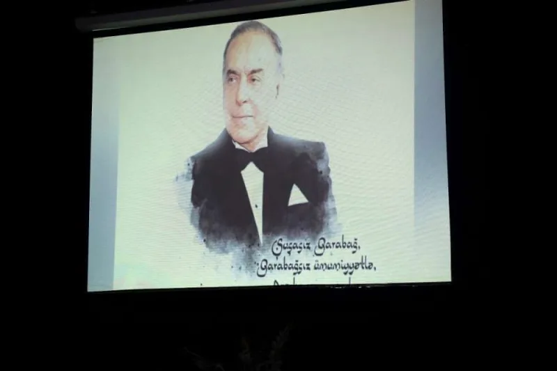 Gənc Tamaşaçılar Teatrında dəyirmi masa