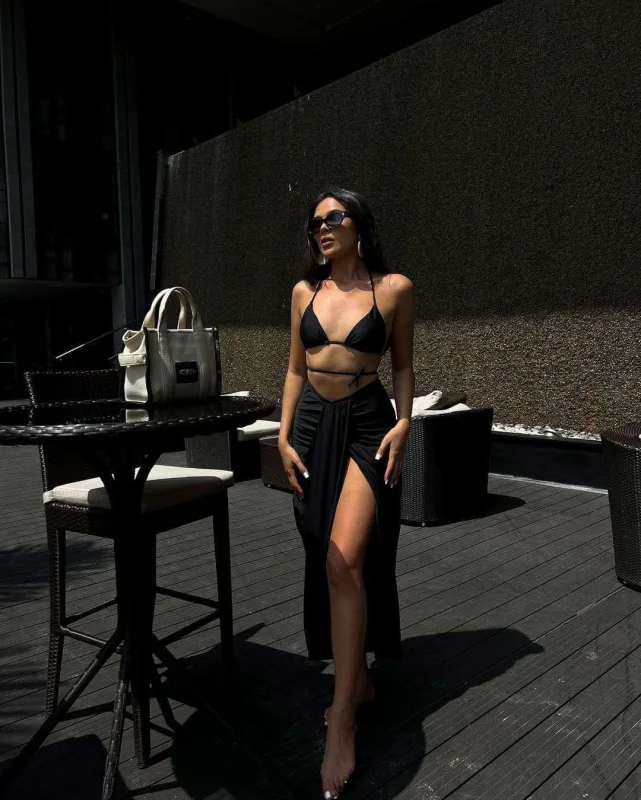 “Bədənim açıq-saçıq geyimləri daşıya bilir”