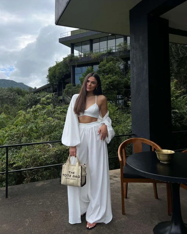 “Bədənim açıq-saçıq geyimləri daşıya bilir”