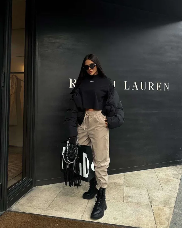 “Bədənim açıq-saçıq geyimləri daşıya bilir”