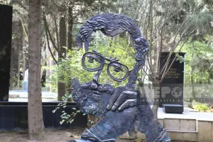 Rüstəm İbrahimbəyovun qəbirüstü abidəsi...