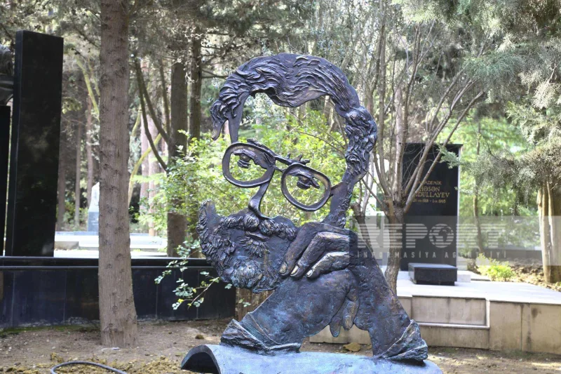 Rüstəm İbrahimbəyovun qəbirüstü abidəsi...