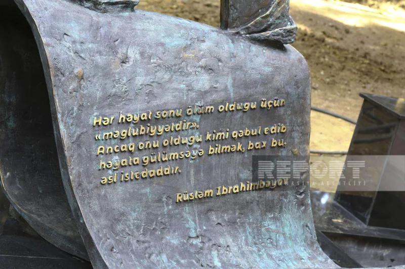 Rüstəm İbrahimbəyovun qəbirüstü abidəsi...