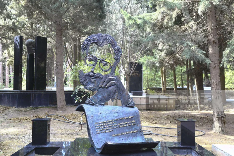 Rüstəm İbrahimbəyovun qəbirüstü abidəsi...