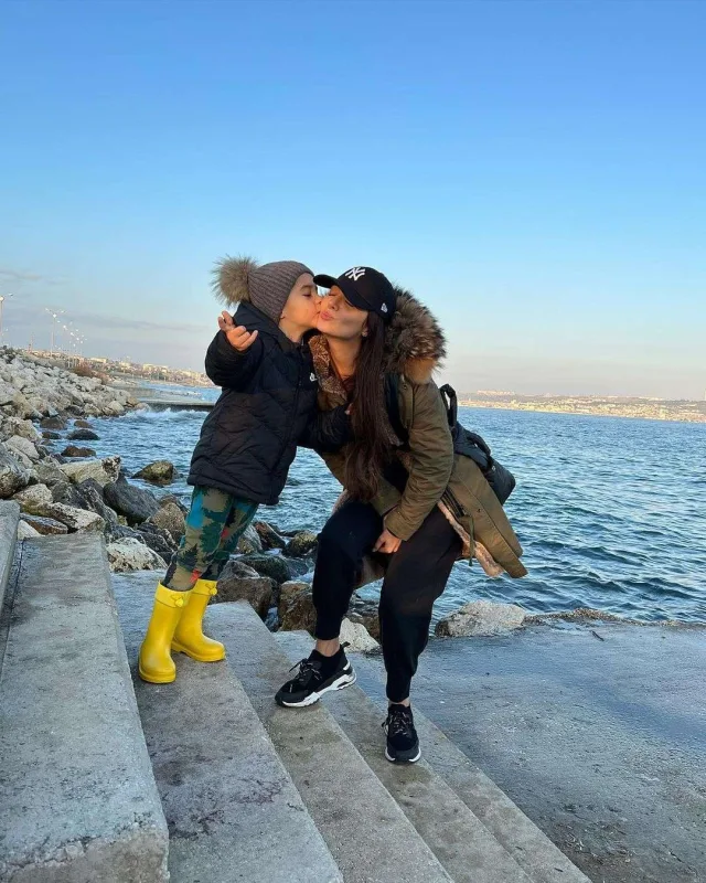 “Tanımayan olsa, deyər, nə gözəl anadır”