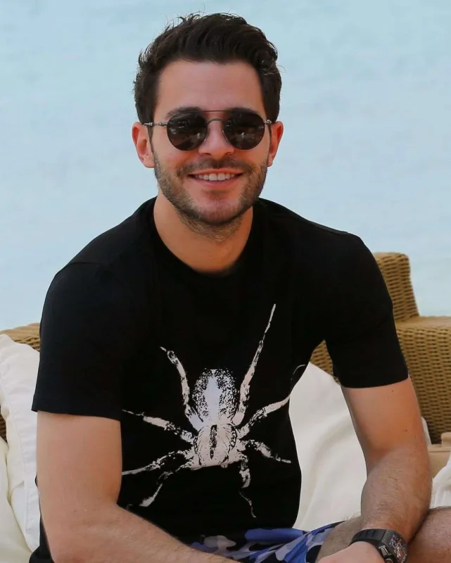 Hande milyarder sevgilisi ilə hava limanında