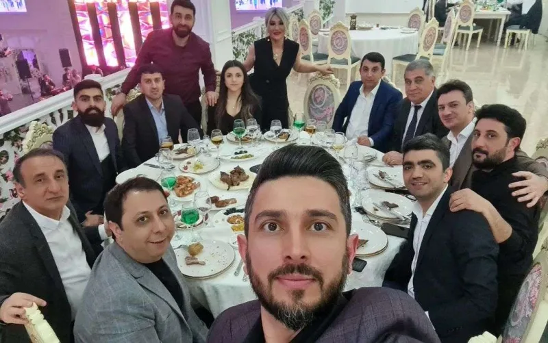 Əməkdar artist qızına toy etdi