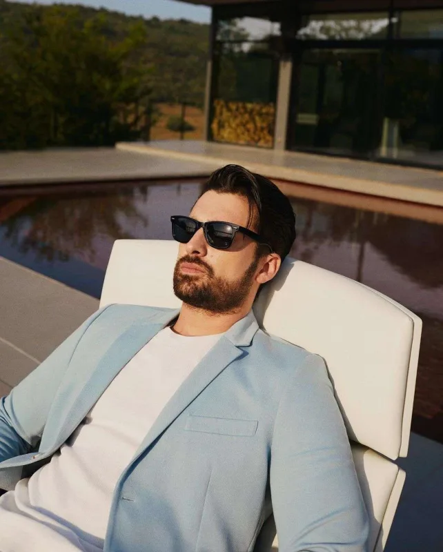 İndi də onunla eşq yaşayır