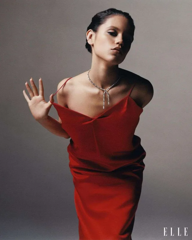 “Wednesday” ulduzu jurnalın üz qabığında