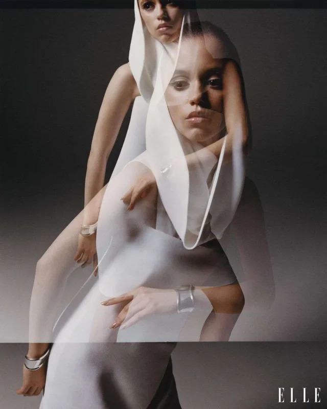 “Wednesday” ulduzu jurnalın üz qabığında