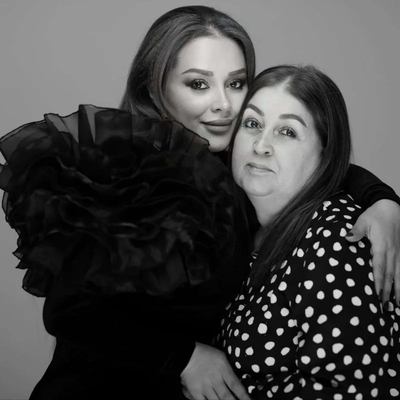 Məşhurlar anaları ilə birgə kamera qarşısında