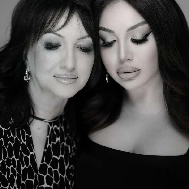 Məşhurlar anaları ilə birgə kamera qarşısında