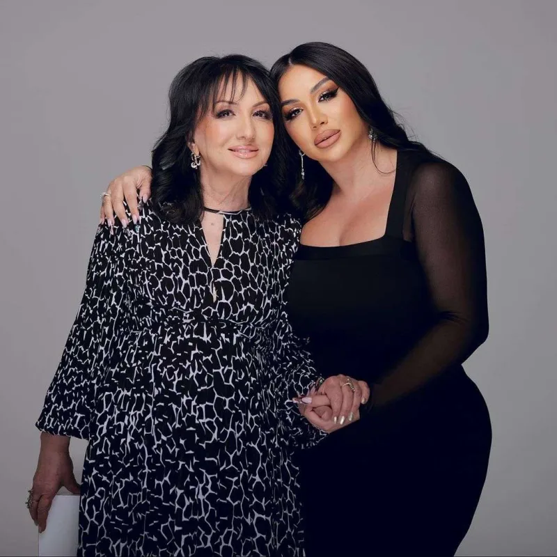 Məşhurlar anaları ilə birgə kamera qarşısında