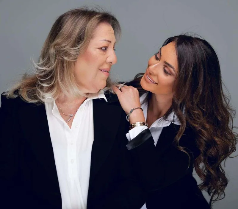 Məşhurlar anaları ilə birgə kamera qarşısında