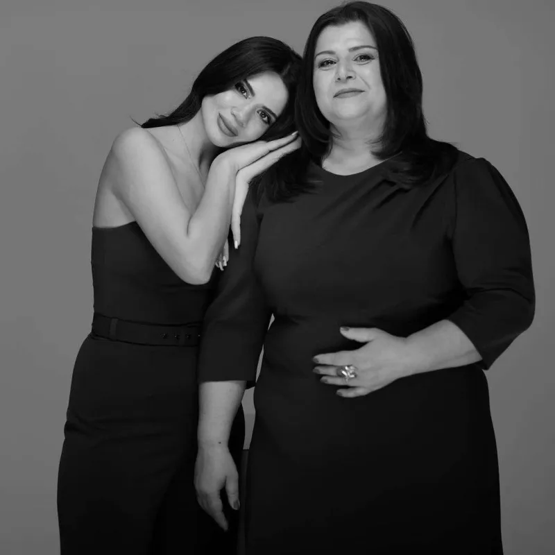 Məşhurlar anaları ilə birgə kamera qarşısında