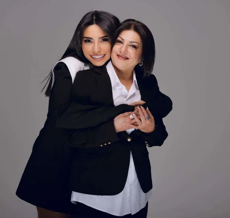 Məşhurlar anaları ilə birgə kamera qarşısında