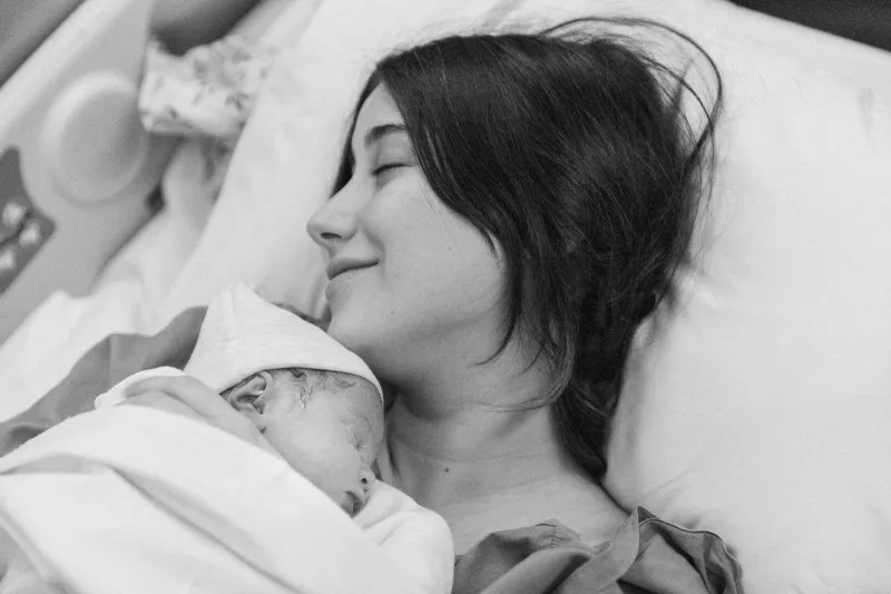 Hazal qızını ilk dəfə paylaşdı