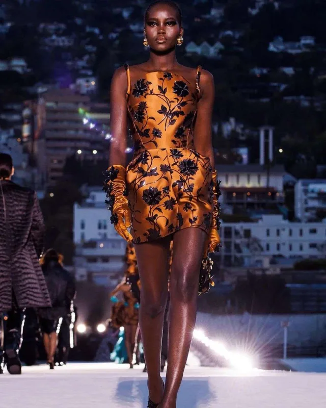 Supermodellər “Versace” moda şousunda