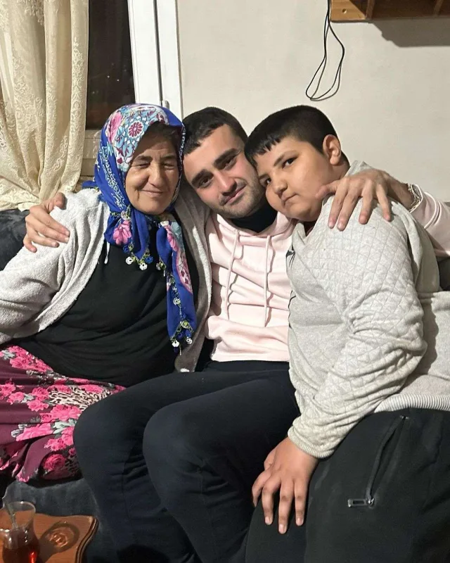 CZN Burak Tahanın ailəsini ziyarət etdi