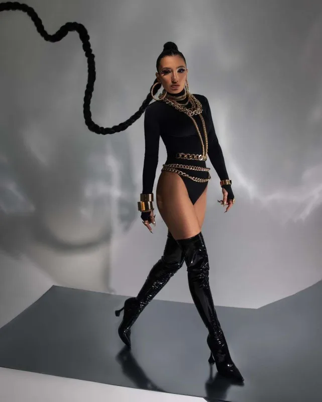 2 metr saçla cəsarətli pozalar...