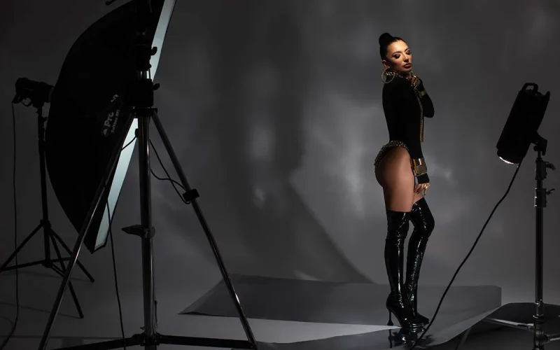 2 metr saçla cəsarətli pozalar...