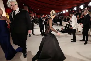 Yıxılan fotoqrafa köməyə qaçması viral oldu