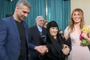 86 yaşlı valideynlərinə efirdə toy ab-havası yaratdı