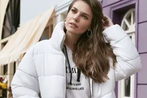 Aslı London xəbərlərini yalanladı