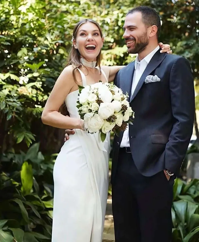 Aslı London xəbərlərini yalanladı