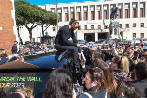 İtalyan fanatları Can üçün izdiham yaratdı