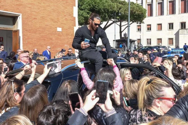 İtalyan fanatları Can üçün izdiham yaratdı