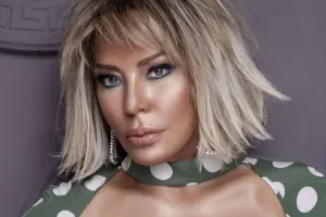 “O, sadəcə banlayar, oxuya bilməz”