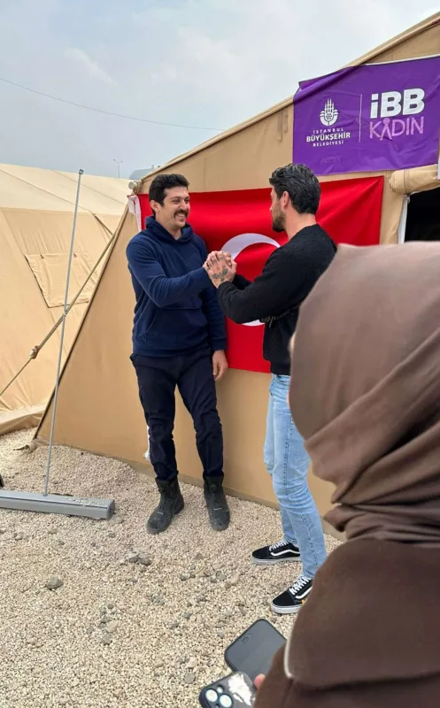 “365 gün”ün ulduzu zəlzələ qurbanlarına baş çəkdi