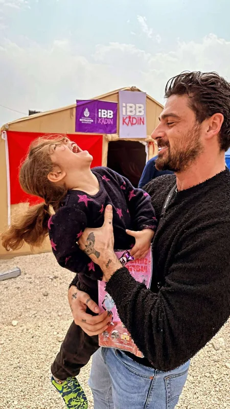 “365 gün”ün ulduzu zəlzələ qurbanlarına baş çəkdi