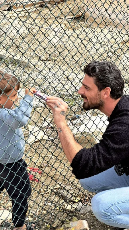 “365 gün”ün ulduzu zəlzələ qurbanlarına baş çəkdi