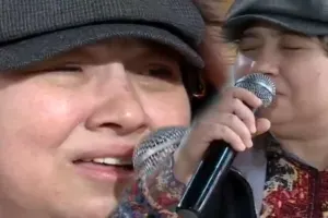 İfası zamanı özü də, efirdəkilər də ağladı...