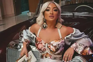 Zümrüdün avtomobilinə ziyan vuruldu