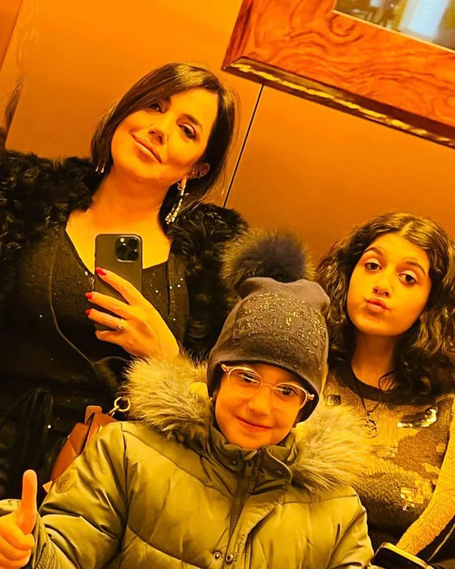 Lalə qızları ilə şəklini paylaşdı